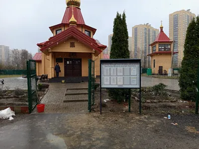 Уличный информационный стенд на опорах у входа на территорию храма