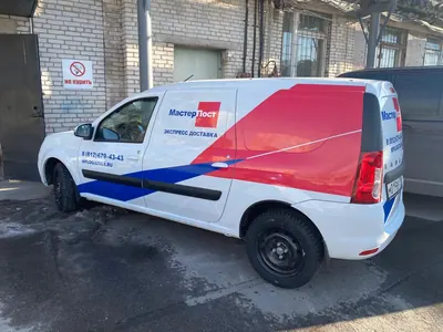 Фургон Lada Largus с оклейкой «Мастер Пост», вид сзади-сбоку