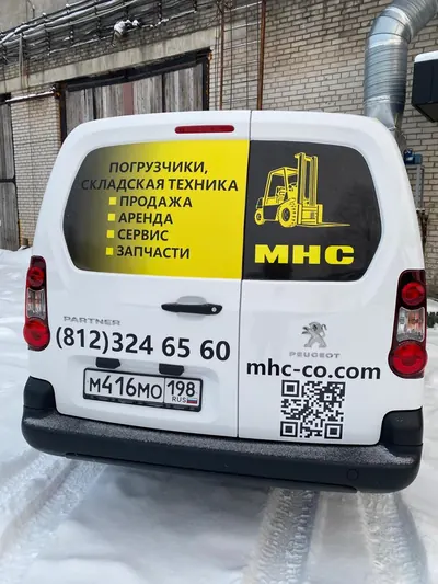 Оклейка задних дверей фургона: логотип, список услуг, телефон и QR-код