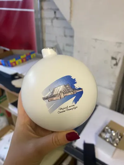 Белый ёлочный шар с полноцветным рисунком разводного моста