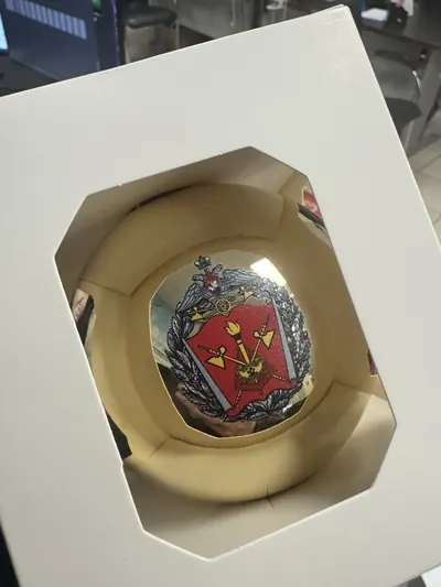 Золотой ёлочный шар с полноцветной эмблемой в подарочной коробке