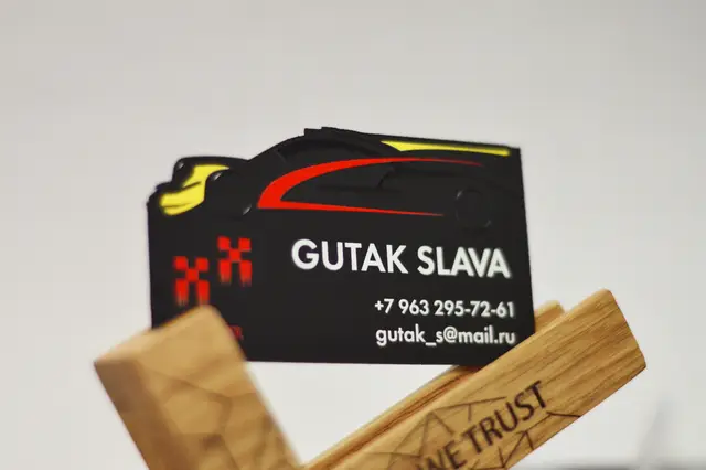 Фигурная визитка GUTAK на подставке