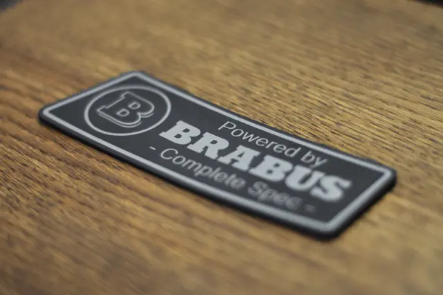 Шильд Brabus из двуслойного пластика с гравировкой