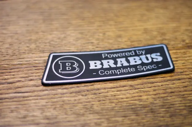 Шильд Brabus из двуслойного пластика с гравировкой