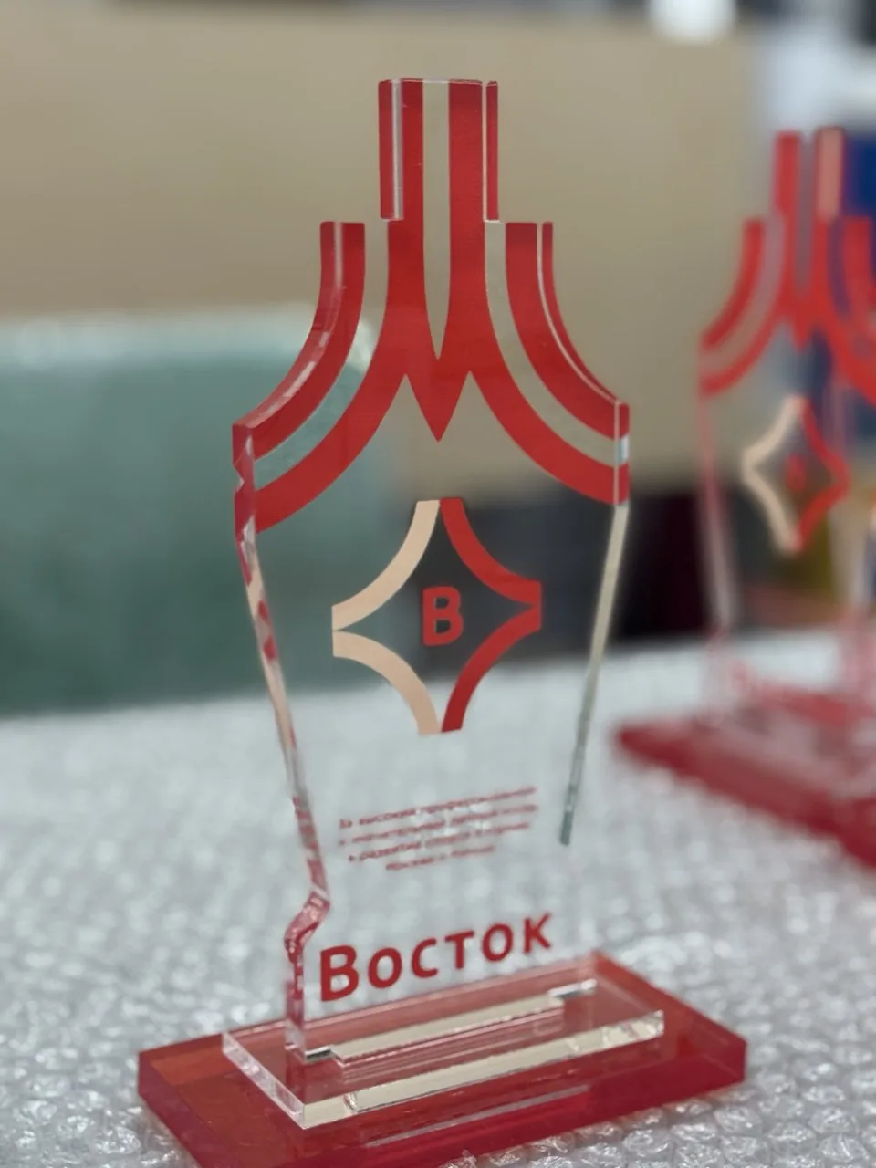 Акриловые наградные статуэтки с цветной печатью логотипа на подставке