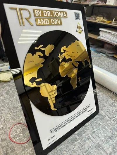 Наградная плакетка из акрила с зеркальной золотой картой мира