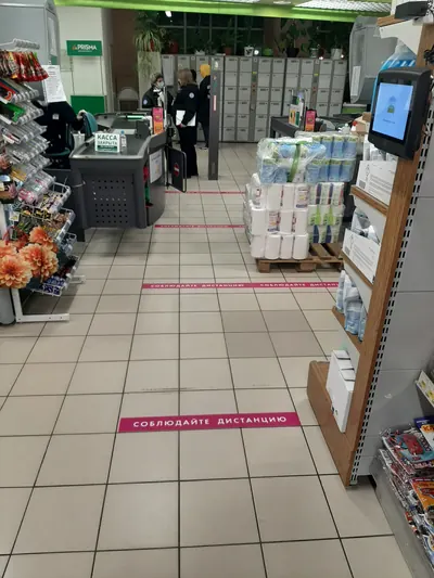 Напольные наклейки-разметка у касс супермаркета