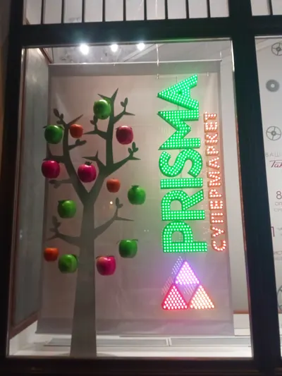 Буквы с открытыми светодиодами PRISMA в оформленной витрине супермаркета