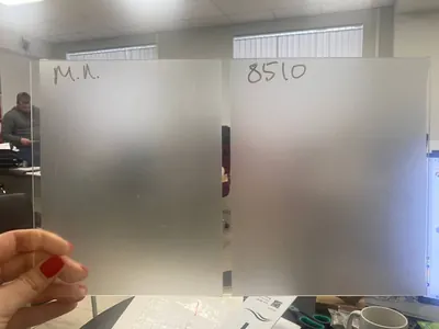 Сравнение образцов матовой плёнки для стекла на просвет