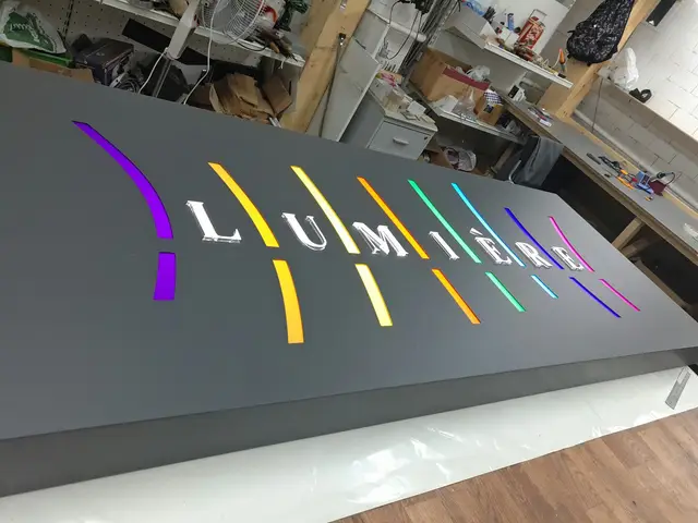 Подсвеченная вывеска LUMIERE