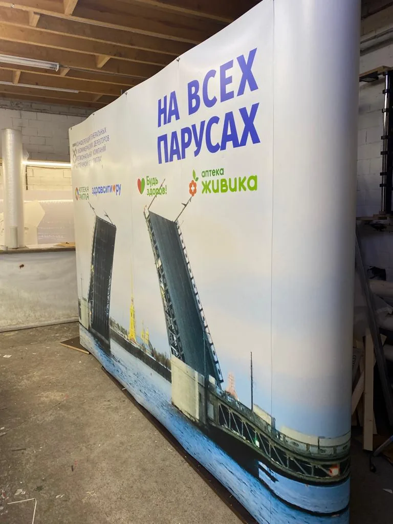 Pop-up стенд с печатью разводного моста в цеху после сборки