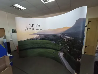 Вогнутый pop-up стенд с фотопечатью, собранный в цеху