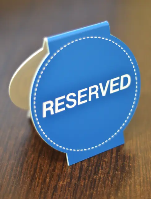 Настольный знак «Reserved» для стола ресторана