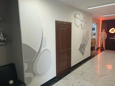 Объёмное панно из ПВХ на стене коридора офиса: средства защиты